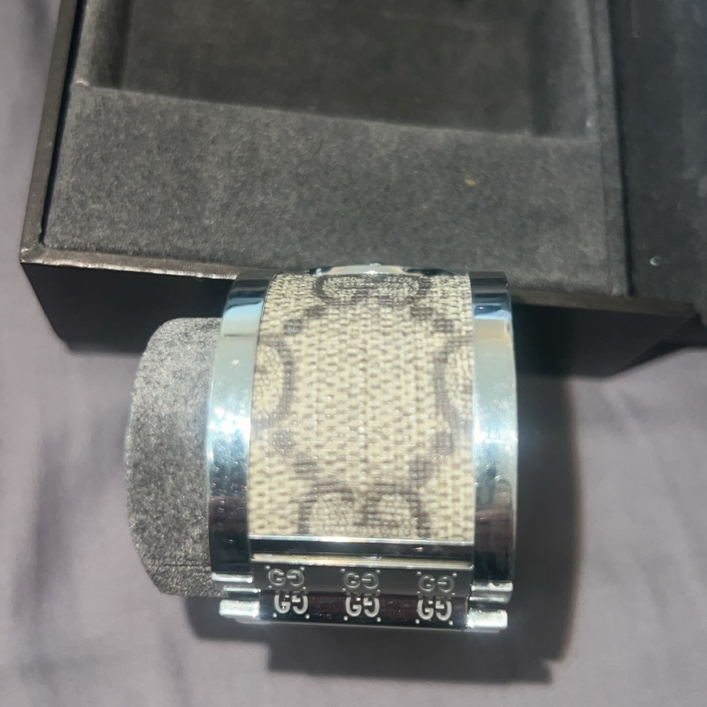 New Authentic Gucci bracelet watch! Twirls from watch to bracelet - Picture 10 of 12